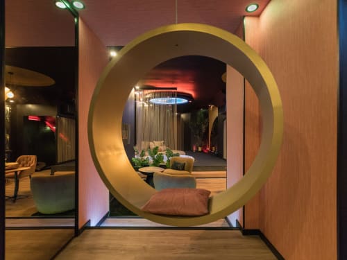 Entrée circulaire moderne du spa-appartement L'Insolite à Toulouse avec éclairage ambiant chaleureux et design contemporain