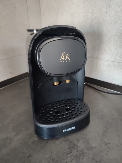 Cafetera negra L'OR Barista con marca Philips en la encimera del apartamento El Faro De Los Genoveses