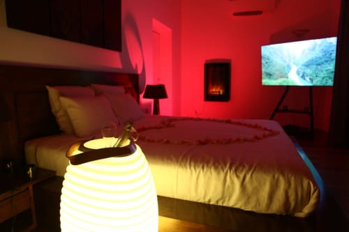 lit 180*200 loveroom avec cheminée électrique
