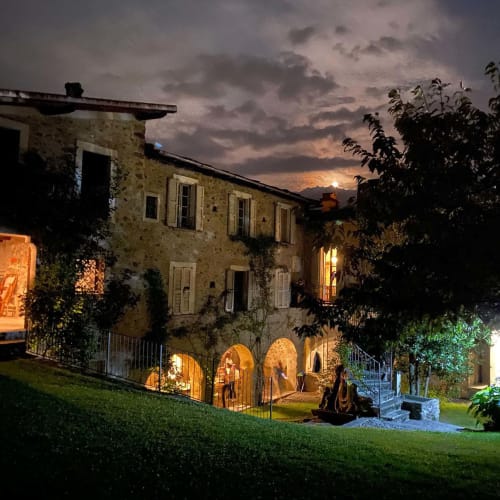 Roseto del Drago B&B a Ponte in Valtellina illuminato al tramonto con archi luminosi e sfondo montano