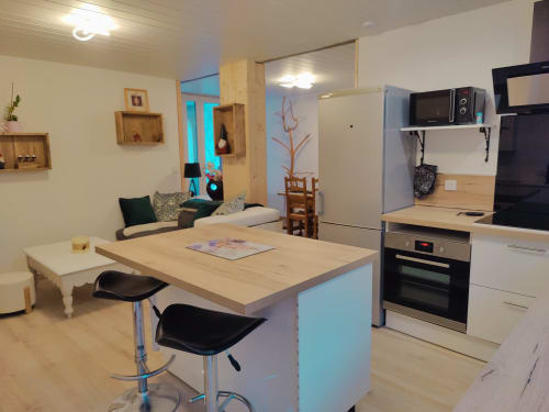 Cuisine et espace repas modernes à l'hôtel Location MarjoRI au Lauzet-Ubaye avec vue montagne et style contemporain