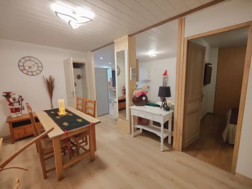 Spacieux appartement à Location MarjoRI avec salle à manger, mobilier blanc et vue montagne au Lauzet-Ubaye