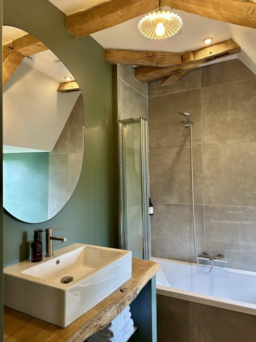 Salle de bain privatise avec baignoire vue sur le jardin.