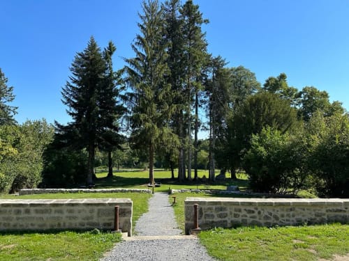 Grand parc arboré de 6 hectares.