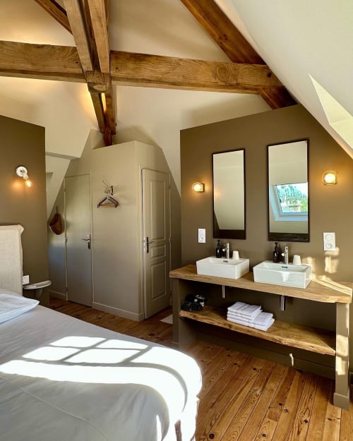 Chambres de charme avec parquet ancien et charpente en chêne. 