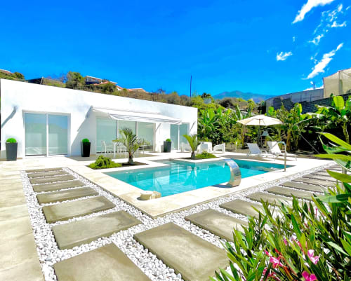 Entspannen Sie in der Luxusvilla in La Palma Suite Tajuya de La Palma Luxury Villas neben ihrem privaten Pool.