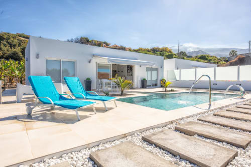 Villa de lujo en La Palma con piscina privada y vistas panorámicas, ideal para alquiler vacacional.