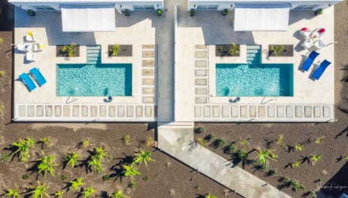 Moderne Unterkunft La Palma mit privatem Pool und gemeinsamer Auffahrt, umgeben von üppiger Vegetation und vulkanischem Gestein.