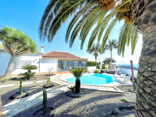 Luxusvilla auf La Palma in Tajuya. Eine moderne, freistehende Villa mit privatem Pool, umgeben von Palmen.