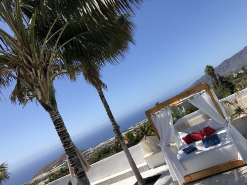 Luxuriöses Bett in der Unterkunft auf La Palma von Tajuya Luxury Villas.