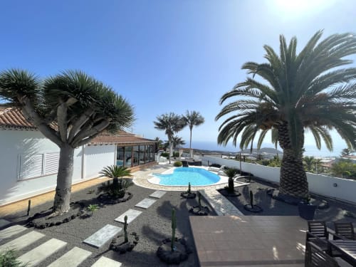 Terrasse im Ferienhaus auf La Palma, mit Chill-out-Bereich im Freien und spektakulärer Aussicht.