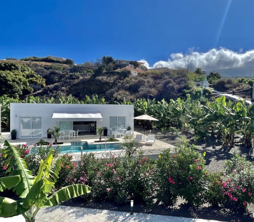 Blick auf das Luxus Ferienhaus in La Palma mit privatem Pool, umgeben von Grün und mit Blick auf die ruhige Bananenplantage.