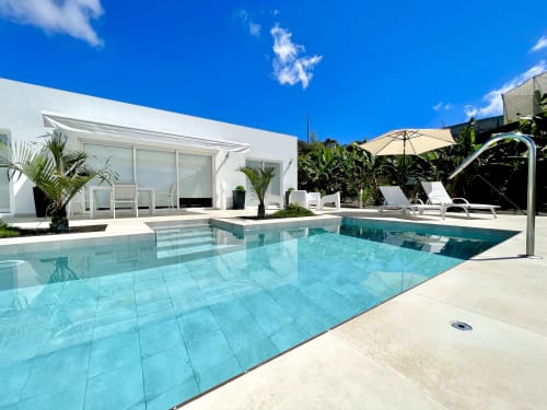 Privater Swimmingpool der Luxusvilla in La Palma Tajuya Luxury Villas, eine Unterkunft mit modernem und elegantem Design.