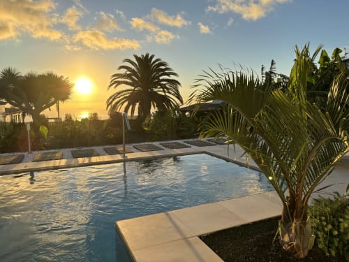 Luxusvilla auf La Palma mit Pool. Genießen Sie den Sonnenaufgang auf den bequemen Liegestühlen am Pool Ihrer exklusiven Villa.

