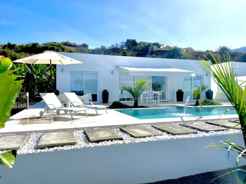 Luxusvilla mieten La Palma mit privatem Pool und großer Terrasse mit Sonnenliegen.