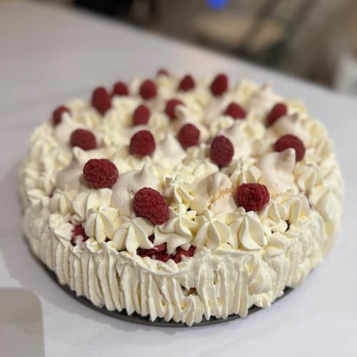 Élégant gâteau à la crème garni de framboises fraîches au Château Ségot, Neuilly-le-Réal