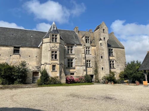 Gîtes Les Rainettes, maison de maître en pierre à Vienne-en-Bessin, avec jardins paysagés et cour intérieure