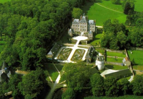 Vue aérienne du château et de ses jardins à la française entourés de verdure à Vienne-en-Bessin, France