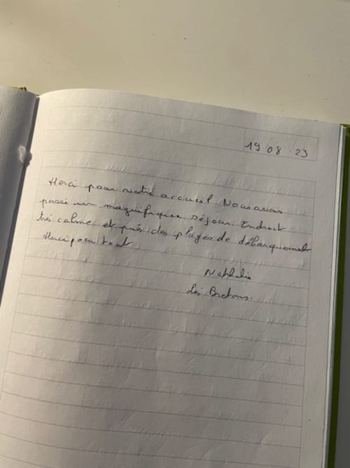 Note manuscrite française dans le livre d'or datée du 19.08.23 aux Gîtes Les Rainettes, Vienne-en-Bessin