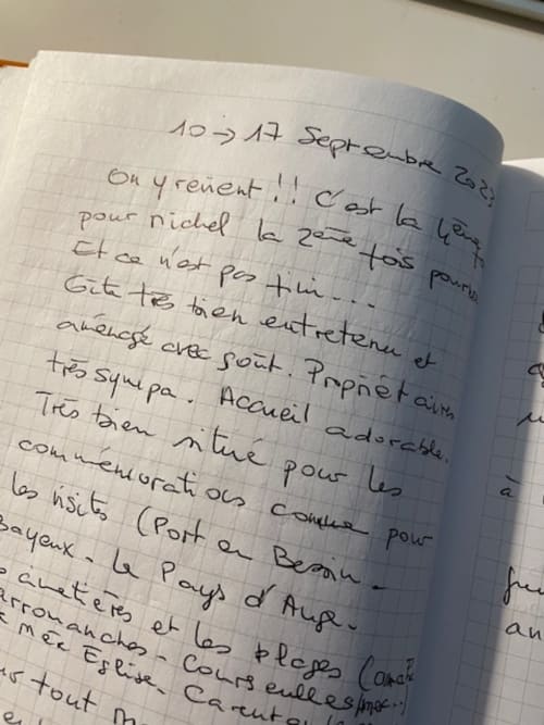 Note manuscrite en français dans le livre d'or des Gîtes Les Rainettes, Vienne-en-Bessin