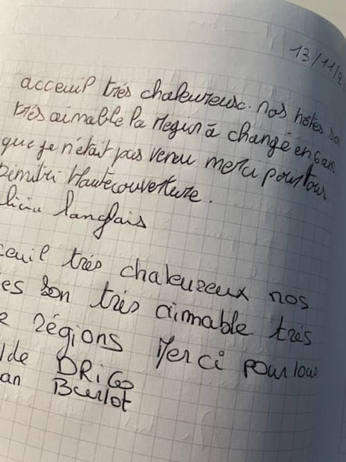 Note manuscrite en français sur papier quadrillé aux Gîtes Les Rainettes, chambre d'hôtes à Vienne-en-Bessin
