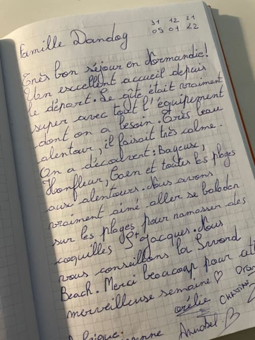 Note manuscrite d'un client en français dans le carnet d'hôtes du Gîtes Les Rainettes, Vienne-en-Bessin