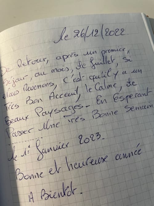 Lettre manuscrite en français datée du 26/12/2022 félicitant les Gîtes Les Rainettes à Vienne-en-Bessin avec amicales salutations