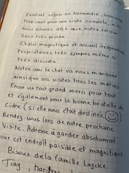 Avis manuscrit d'un client louant Gîtes Les Rainettes en Normandie pour son accueil et son charme