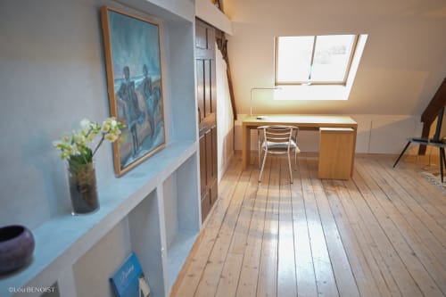 Lumineux espace de travail en mezzanine à la Villa République Normandie de Caen, avec bureau en bois, puits de lumière et décoration murale aux tons bleus