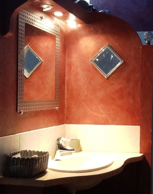 Salle de bain moderne au Fraternité Loft de Villa République Normandie, Caen avec vasque courbe, murs rouge-orangé et ambiance