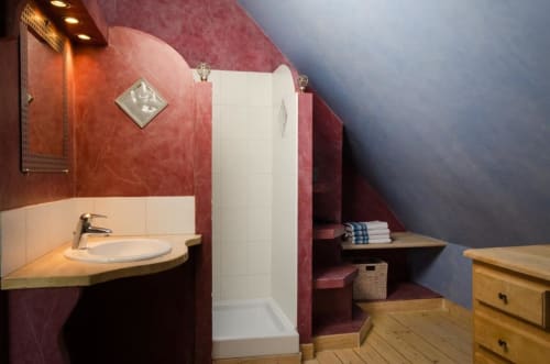 Salle de bain moderne sous les toits à Villa République Normandie, Caen avec murs bordeaux, douche blanche et vasque ronde