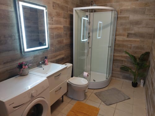 Salle de bain du Patio de Mimi avec un wc, Gîte Le Patio de Mimi - proche Marquion  - Location de vacances avec patio,  Gîte avec cuisine équipée et 2 toilettes plain-pied, maison de vacances avec terrasse,  Maison de vacances plain-pied et parking privé gratuit, Location saisonnière familiale, Gîte tout confort avec terrasse, Hébergement de charme avec extérieur, Hébergement romantique, spacieux, vacances reposantes en 59/62 Nord pas de Calais, 2 toilettes, télévision chaque chambre, connexion wifi gratuite