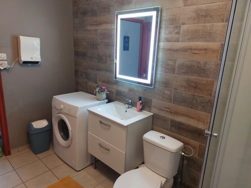 Salle de Bain le patio de Mimi avec Wc, Gîte Le Patio de Mimi - proche Marquion  - Location de vacances avec patio,  Gîte avec cuisine équipée et 2 toilettes plain-pied, maison de vacances avec terrasse,  Maison de vacances plain-pied et parking privé gratuit, Location saisonnière familiale, Gîte tout confort avec terrasse, Hébergement de charme avec extérieur, Hébergement romantique, spacieux, vacances reposantes en 59/62 Nord pas de Calais, 2 toilettes, télévision chaque chambre, connexion wifi gratuite