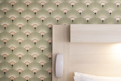 Chambre twin standard de l'Hôtel De Lion Sur Mer avec papier peint motif éventail Art déco et tête de lit en bois clair