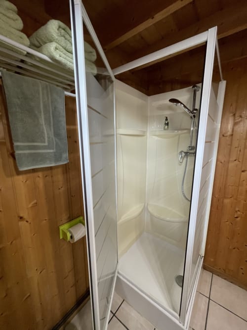 Douche moderne avec portes en verre aux Gîtes Les Rainettes à Vienne-en-Bessin, France