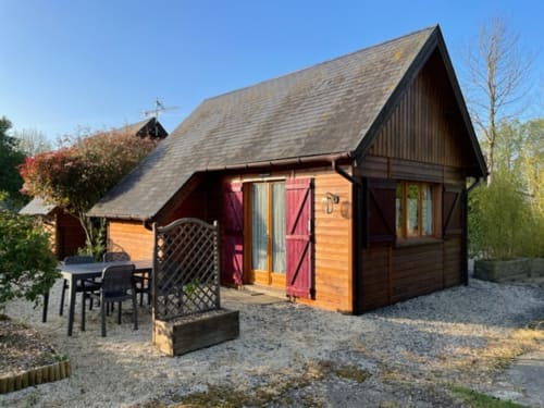 Le chalet Pomme du gîte Les Rainettes à Vienne-en-Bessin avec coin salon de jardin