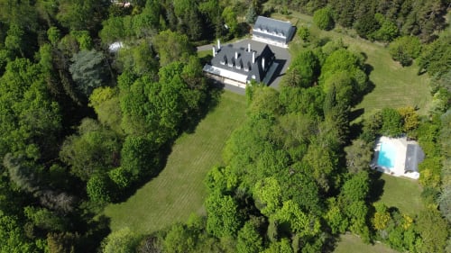 Vista aérea del Domaine de Bize, señorial y casitas rodeadas de frondosos bosques cerca de Mirepoix, Ariège