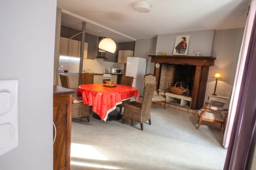 Le cottage La Maison de Lise aux Chambres d'hôtes Les Pratges à Figeac, avec salle à manger, foyer et cuisine