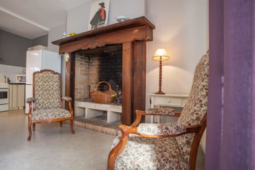 Élégant salon dans le cottage La Maison de Lise aux Chambres d'hôtes Les Pratges, Figeac, avec cheminée et mobilier ancien