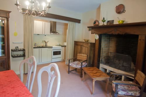 Séjour et salon de la Maison de Lise avec cheminée, cuisine et mobilier d'époque aux Chambres d'hôtes Les