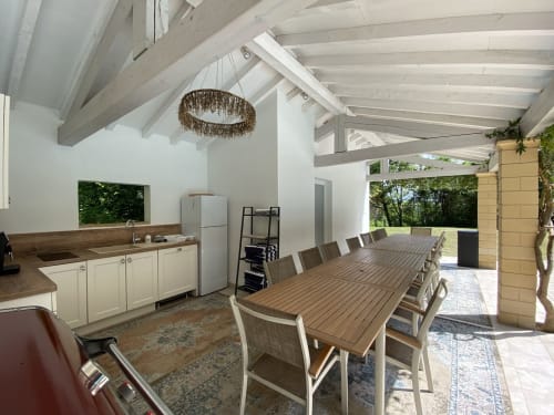 Spacieux appartement ouvert avec cuisine, salle à manger et terrasse couverte avec vue sur le jardin au Domaine de Bize à Mirepoix