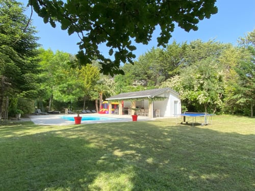 Oasis privée au Domaine de Bize : piscine, pavillon blanc, château gonflable, trampoline et jardins verdoyants