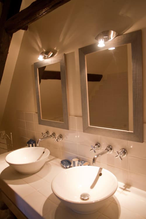 Salle de bain luxueuse avec double vasque aux Chambres d'hôtes Les Pratges à Figeac, miroirs et éclairage ambiant