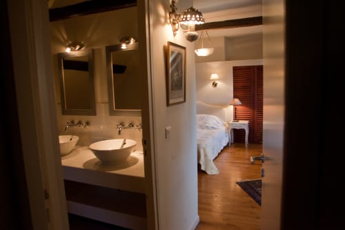 Salle de bain élégante avec double vasque attenante à la chambre aux Chambres d'hôtes Les Pratges à Figeac, France