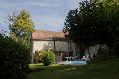 Gîte Chambres d'hôtes Les Pratges à Figeac avec piscine, terrasse et jardins verdoyants