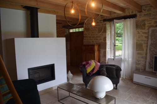 Salon de cottage moderne à Les Pratges Figeac avec foyer, luminaires suspendus et sièges confortables