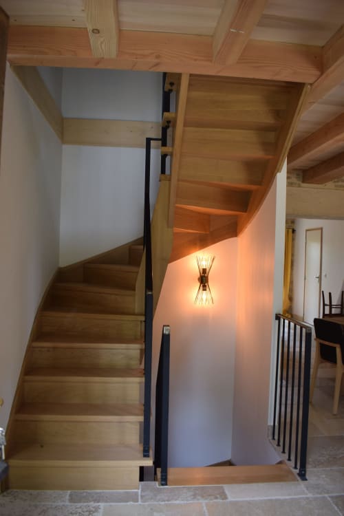 Escalier en bois avec rampe en métal noir à la Maison du Bournat, Les Pratges, Figeac