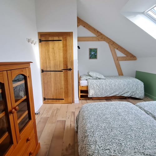 Das grüne Zimmer des Ferienhauses La Clozette bietet 3 bequeme Betten 90 x 200