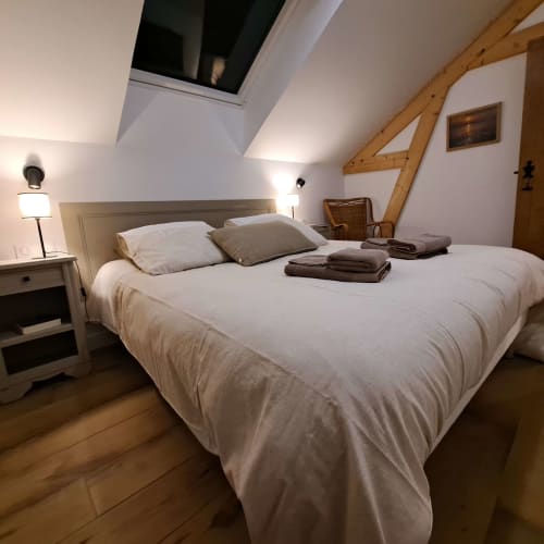 Das beige Zimmer der Unterkunft La Clozette mit einem Bett 200 x 160
