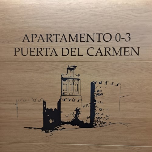 Señal de puerta de madera para Apartamento 0-3 Puerta del Carmen en Ávila con ilustración de torre histórica